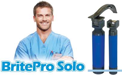 7 LARYNGOSKOP BRITE PRO SOLO KOMPLETNY JEDNORAZOWY BritePro Solo to kompletny laryngoskop, składający się z jednorazowego uchwytu ze źródłem światła LED i łyŝki światłowodowej jednorazowego uŝytku