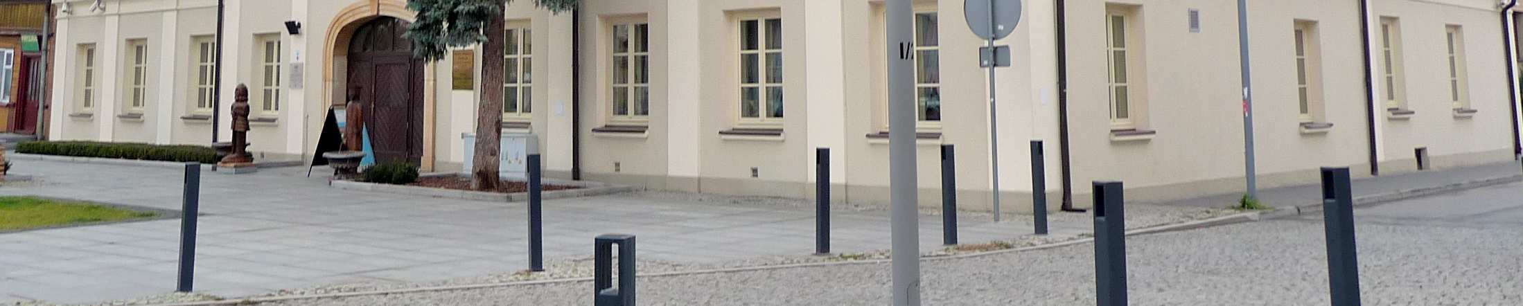 jako wyraz pamięci społeczeństwa Węgrowa o ludności żydowskiej, będącej przez wiele wieków częścią społeczeństwa miasta i hołdu dla jej męczeńskiej śmierci. Zajazd Dom Gdański, ob.
