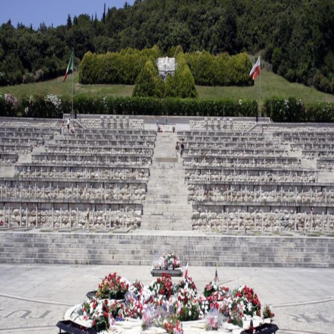 Generał Anders, który zmarł w roku 1970 w Londynie został pochowany, wśród swoich żołnierzy na wzgórzu Monte Cassino.