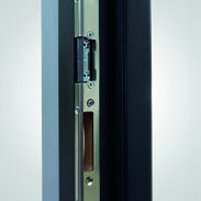 Przekrój drzwi o gr. 68 mm stalowo-drewniane o grubości 68 mm w standardzie wyposażone są w zamek listwowy z zamkiem dodatkowym.