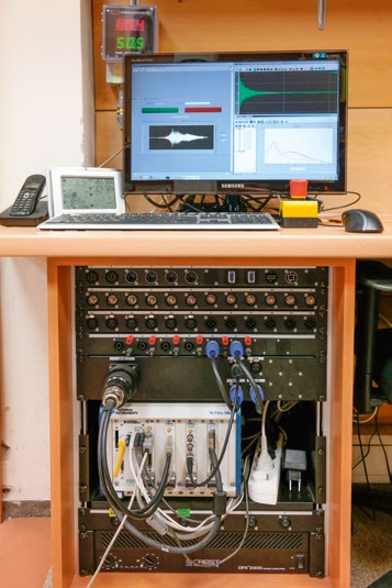 Laboratorium Akustyki Technicznej Oprócz całej masy specjalistycznego sprzętu pomiarowego wysokiej klasy możemy tu również natknąć się na sprzęt bliższy sercu realizatorom dźwięku, np.