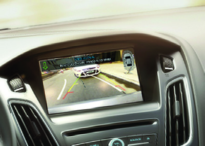 Kamera ułatwiająca parkowamnie tyłem Po wybraniu biegu wstecznego na wyświetlaczu systemu SYNC lub SYNC 2 automatycznie pojawi się obraz z kamery ułatwiającej parkowanie tyłem, dzięki czemu kierowca