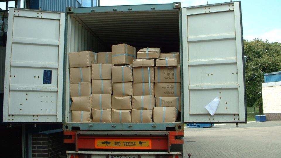 Charakterystyka najczęściej spotykanych rodzajów stawek w morskich przewozach pełnokontenerowych (FCL) (4) 51 Termin Załadunek i rozładunek kontenera w porcie (container stuffing) Opis Stawki te