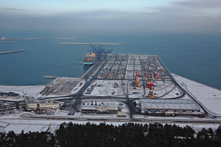 Modele zarządzania portami morskimi (2) 9 Innym podziałem modeli zarządzania portami morskimi jest