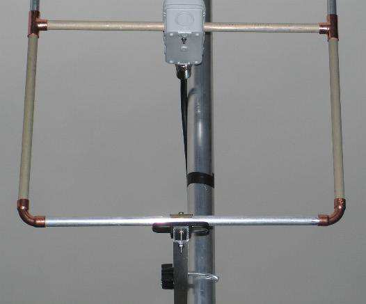 Rys. 9.5.2. Antena na pasmo 430 MHz Rys. 9.5.3a i b. Anteny na pasma 144 i 50 MHz Rys. 9.5.4. Przekształcenie szczelinowej anteny prostej w kołową DDRR Rys.