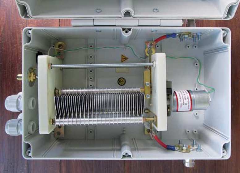 Rys 5.4.2. Kondensator strojeniowy Rys. 5.4.3. Pętla zasilająca 5.5. Antena magnetyczna dla pasm 6 i 10 m Obręcz o średnicy 26" (ok.