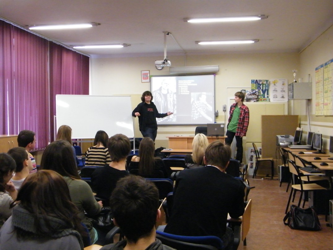 Luty 2012 AB: Proletaryat jest zgraną grupą? Często się kłócicie? WD: Z chłopakami przebywamy długo, więc dochodzi czasem do spięć.