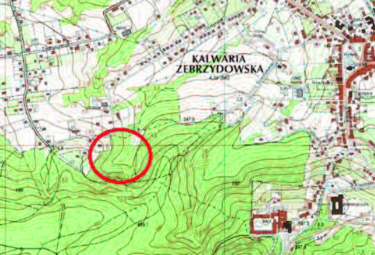 Wyceniana nieruchomości zlokalizowana jest na północnych stokach góry Żar, w odległości od ok. 1 km na zachód od centrum Kalwarii Zebrzydowskiej oraz ok. 500m na północny zachód od klasztoru.
