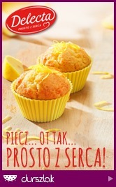 Mango umyć, obrać i pokroić w kosteczkę. Do miski wbić jajka, dodać jogurt naturalny, sok z cytryny, olej i wymieszać.