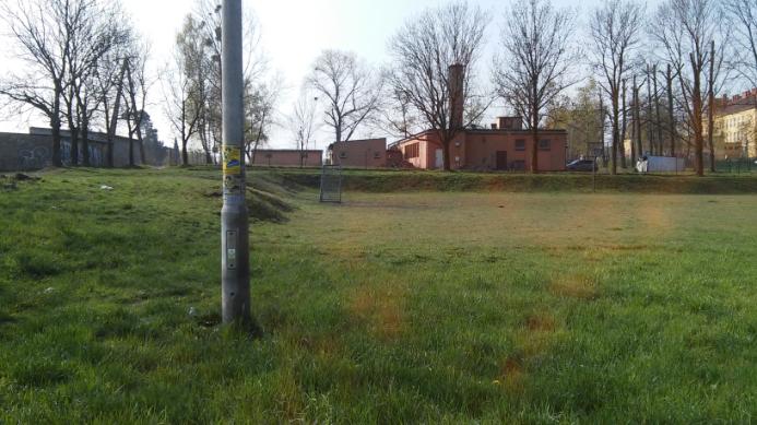 5 Widok na osiedle z nasypu od strony zespołu garaży. 6 Widok z nasypu od strony piekarni.