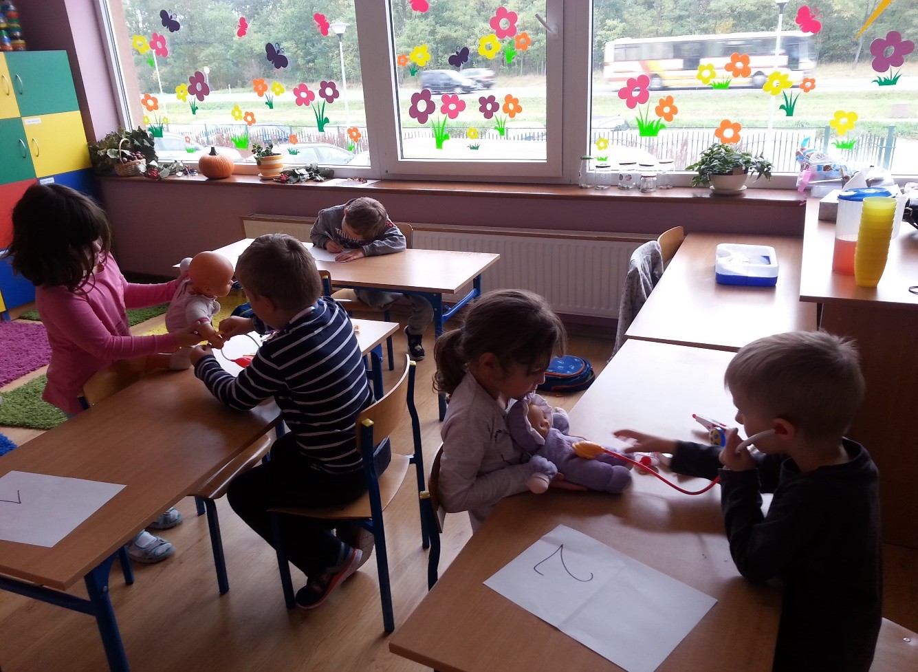 Rozmawialiśmy również o pogodzie i odpowiednim ubraniu, dopasowanym do warunków atmosferycznych. W duchu zasady, że ruch to zdrowie, urządziliśmy również dzień sportowy.
