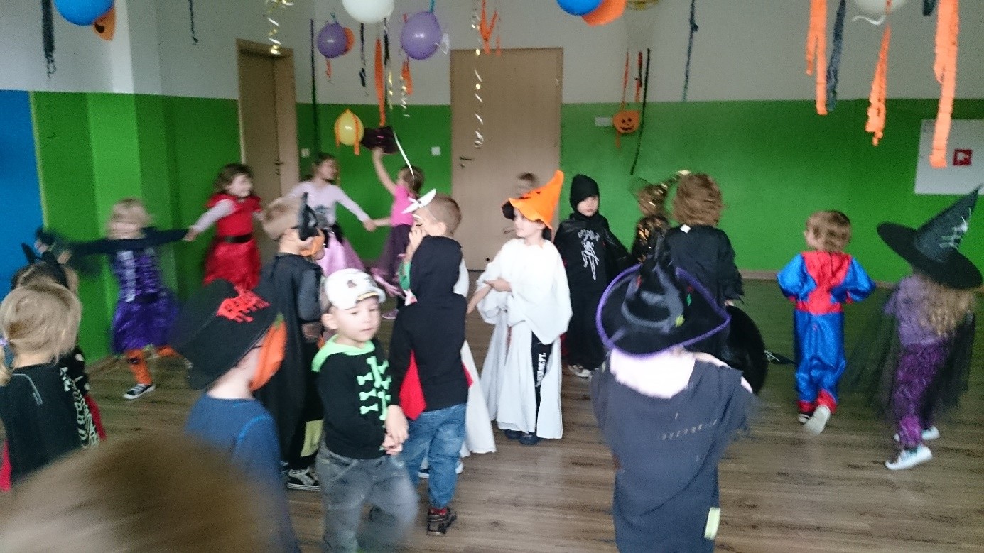 Zabawy z balonami - kalambury - dzieci przebijały wybrany przez siebie balon, w którym znajdowała się karteczka z nazwą zwierzątka lub przedmiotu.