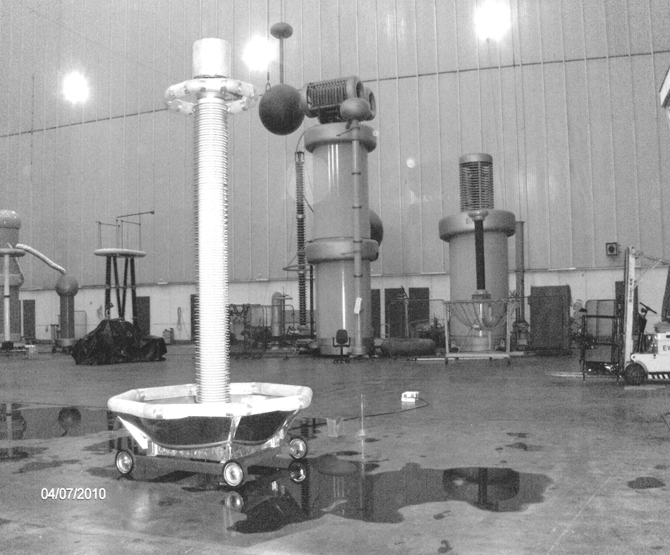 3. CHARAKTERYSTYKI POMIAROWE Dzielnik napięcia przeszedł badania w Laboratorium Wysokich Napięć Instytutu Energetyki (Warszawa, ul.