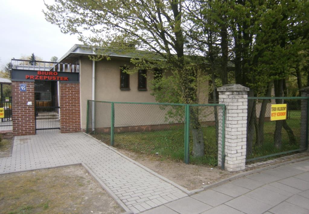 - zdemontować istniejące czapy na murowanych słupkach - zdemontować górną cześć podmurówki zostawiając zdrowy fundament.