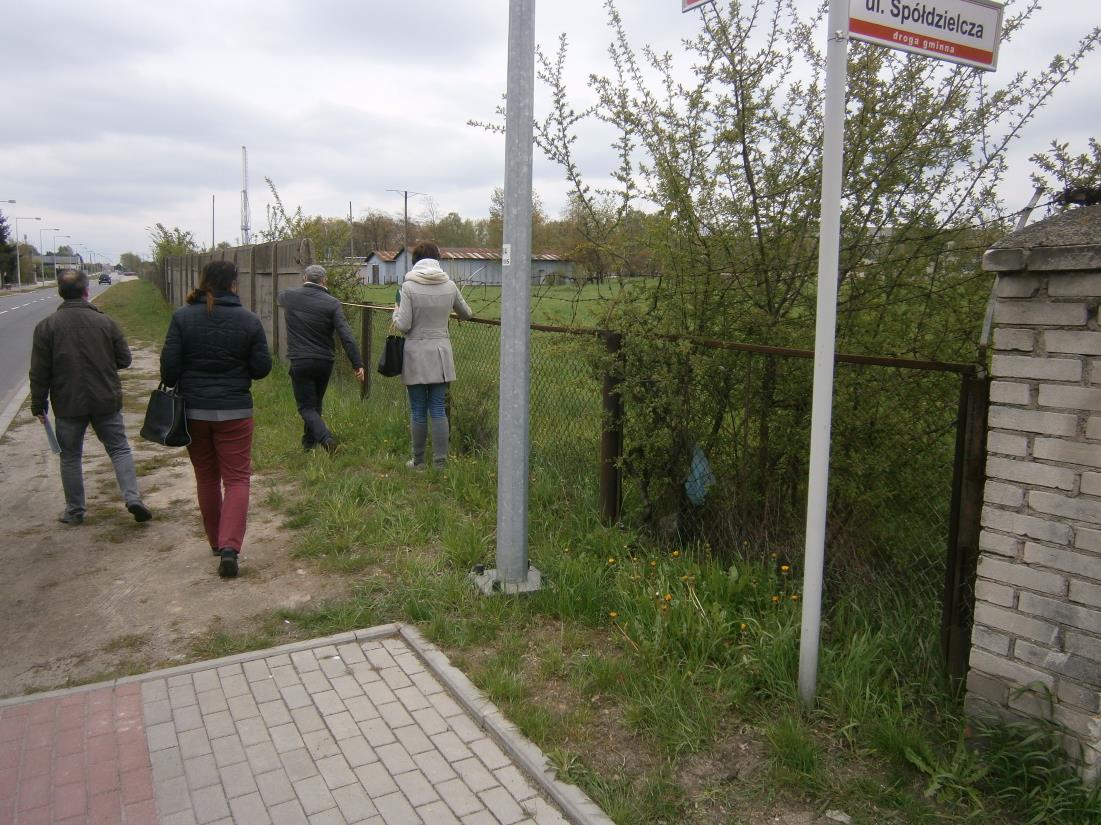 Strona wschodnia: W chwili obecnej koszary ogrodzone są od strony wschodniej ogrodzeniem wykonanym z prefabrykowanych płyt betonowych.