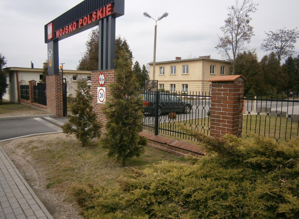 Odcinek południowy: Od strony południowej ogrodzenie wykonane z panela z siatki metalowej w kątowniku (4x4cm) mocowanej do słupków