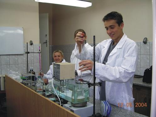 Uczą się wykonywać oznaczenia chemiczne Studenci na
