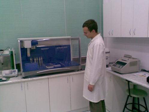 Poznają nowoczesną aparaturę (zajęcia w laboratorium Zakładu adu Genetyki i Biotechnologii Roślin)