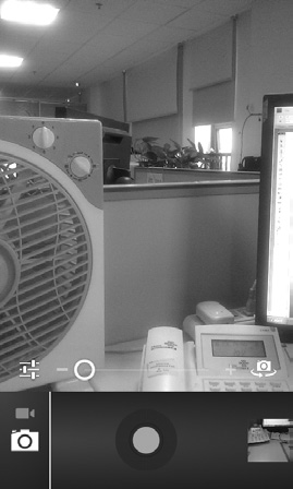 8 Aplikacje multimedialne 8.1 Aparat/kamera... / Ten telefon wyposażony jest w aparat fotograficzny i kamerę umożliwiające robienie zdjęć i nagrywanie wideo.