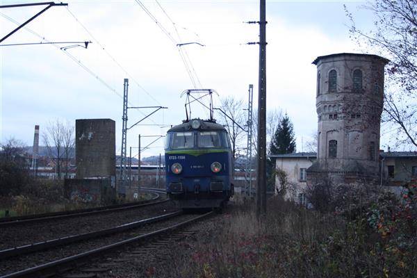 Porównanie wielkości : betonowa zapora z lewej, lokomotywa elektryczna i wieża wodna, po prawej słabo widoczna na tym zdjęciu podstawa drugiej, nieistniejącej już zapory.