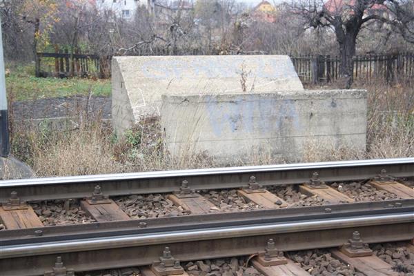 Betonowa odpalane ładunków zapora i mniejszy one były blok zza małego przy niejbloku? - czy jest to rodzaj schronu tzn., czy po założeniu Widok na zapory.