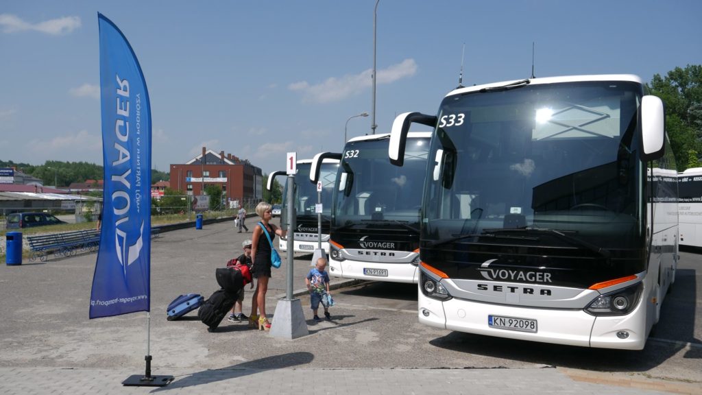 Nie tylko ja sprawdzałem rozkład jazdy także przyszli pasażerowie upewniali się, że autobusy do Kołobrzegu będą wyruszać z