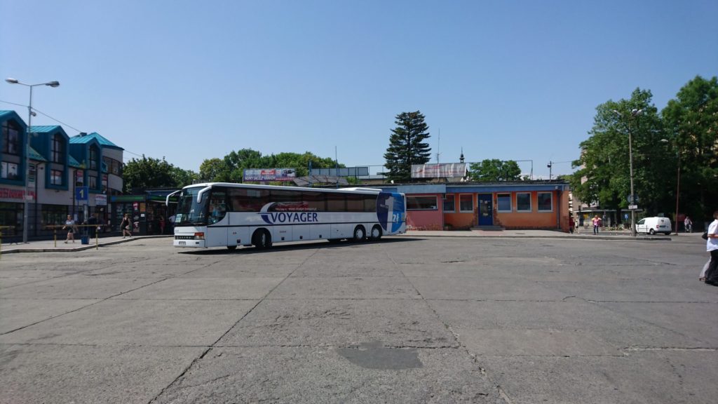 Pech mnie prześladował od samego rana, więc nie mogło być zbyt pięknie, autobus z Nowego Sącza do Gorlic odjechał 5 minut przed moim przybyciem, a kolejny było o 11:55. No nic czekamy.