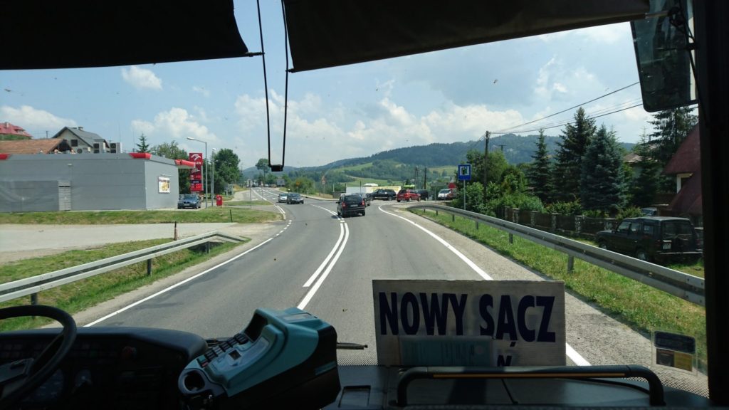 Droga za Nowym Sączem opustoszała, ludzie powoli po wysiadali więc jest szansa na przyśpieszenie. Tak też się stało i przed godziną 13 byłem na miejscu. I tutaj niespodzianka i chwila trwogi.