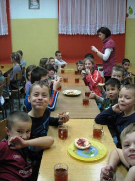 W nocy z 06-07 grudnia.2013r. w Szkole Podstawowej w Dąbrówce odbył się Nocny Biwak Zuchowy. Cała Gromada została podzielona na szóstki- Ważniaki, Smerfetki, Lalusie, Śpiochy i Marudy.