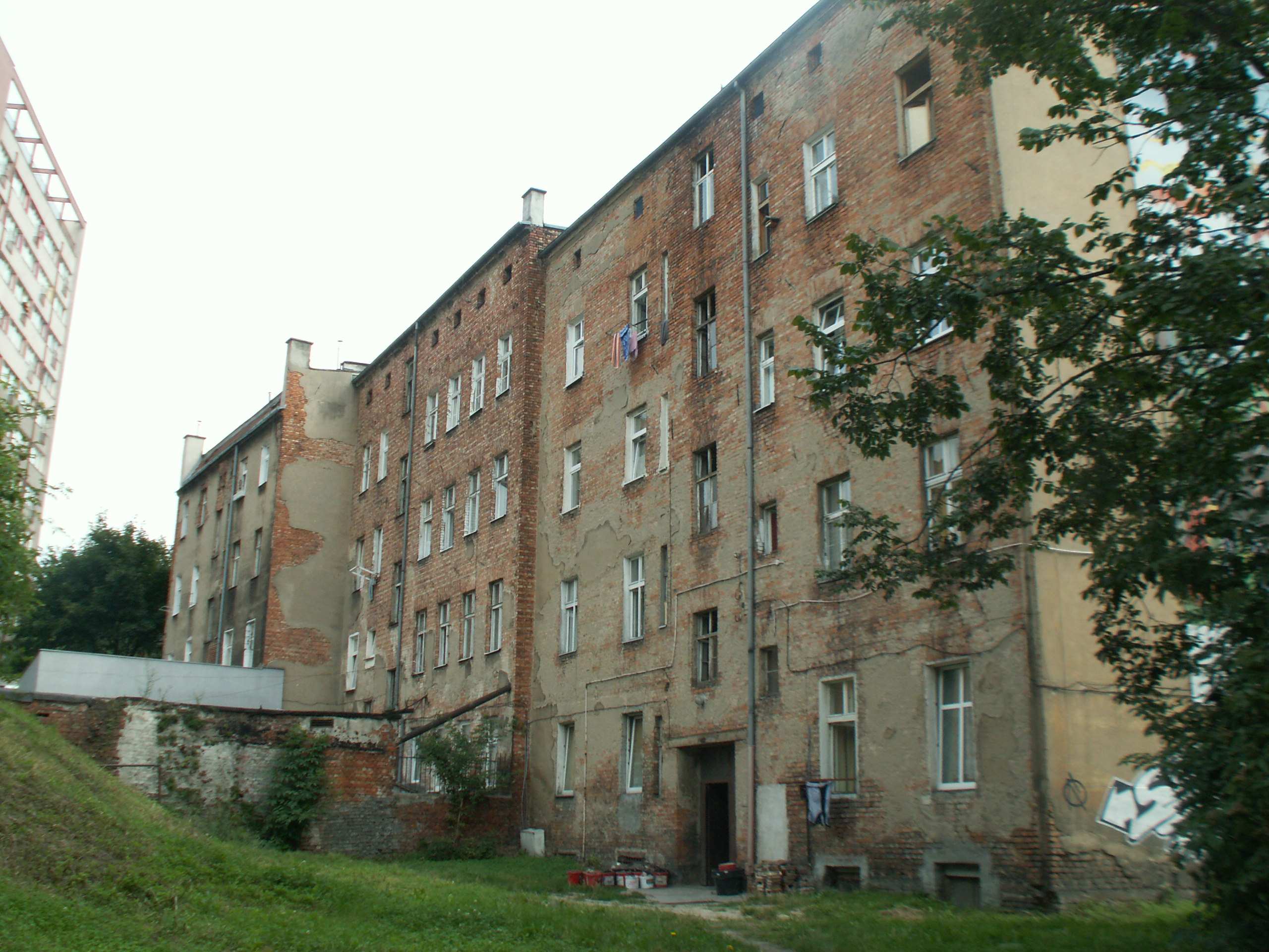 B. Stoewera przy ul. Z. Krasińskiego 10/11, budynek fabryczny wraz z otoczeniem przy ul. Ks. Jana Długosza 23. Większość przedwojennych budynków mieszkalnych ujęta jest w gminnej ewidencji zabytków.
