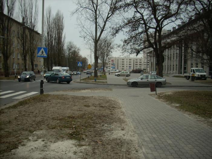 dużą (63 L Aeq 70 db) uciążliwość hałasu komunikacyjnego panującą w rejonach analizowanych ciągów.