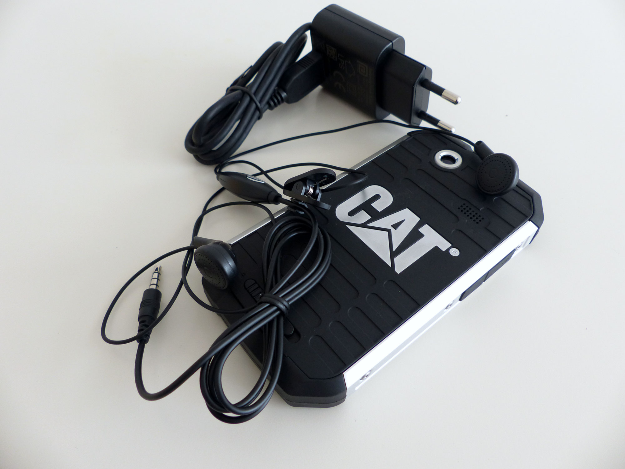 Budowa - 5 Budowa CAT B15 jest całkowicie odmienna od każdego innego smartfonu na rynku. Już na pierwszy rzut oka widać, że nie jest typowy telefon.