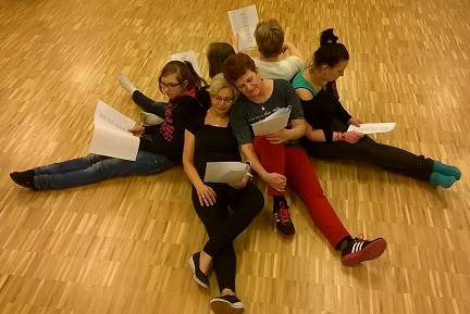 DWA LATA TEATRU "KRZIKÔ" W BOLSZEWIE Impresje Kaszubskie Teatr KRZIKÔ powstał - z inicjatywy Pani Janiny Borchmann dyrektor Biblioteki Publicznej Gminy Wejherowo im.