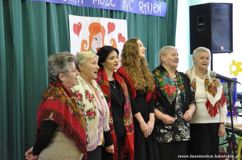 Gminne Święto Kobiet W dniu 8 marca 2015 r. w Szkole Podstawowej w Rakołupach odbyło się Gminne Święto Kobiet.