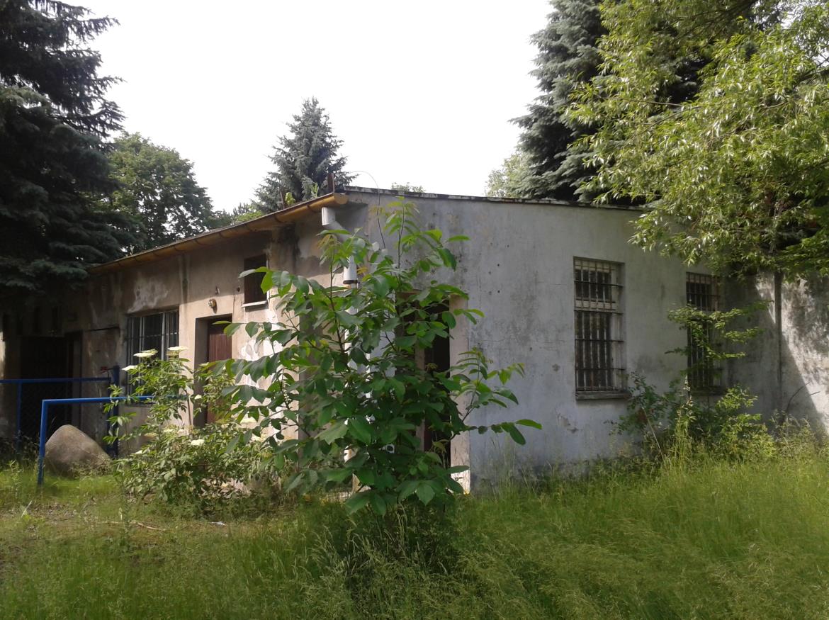 Fragment elewacji budynku nr 16: BUDYNEK NR 18 Przedmiotowy budynek nr 18 podlegający przebudowie jest obiektem jednokondygnacyjnym, niepodpiwniczonym.