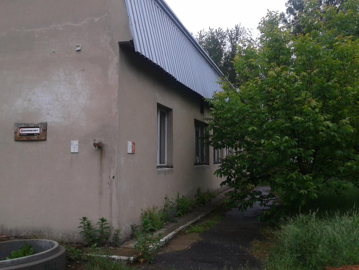 Fragment elewacji budynku nr 18: 2.3. Fundamenty Wszystkie budynki posadowione bezpośrednio na ławach fundamentowych betonowych.