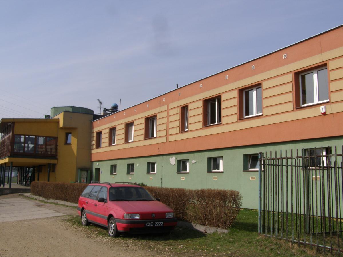 za przebarwienia i zacieki świadczące o nieszczelności przewodów. W pomieszczeniu magazynu, w którym konstrukcja nie została otynkowana, widoczne są liczne odspojenia betonu.