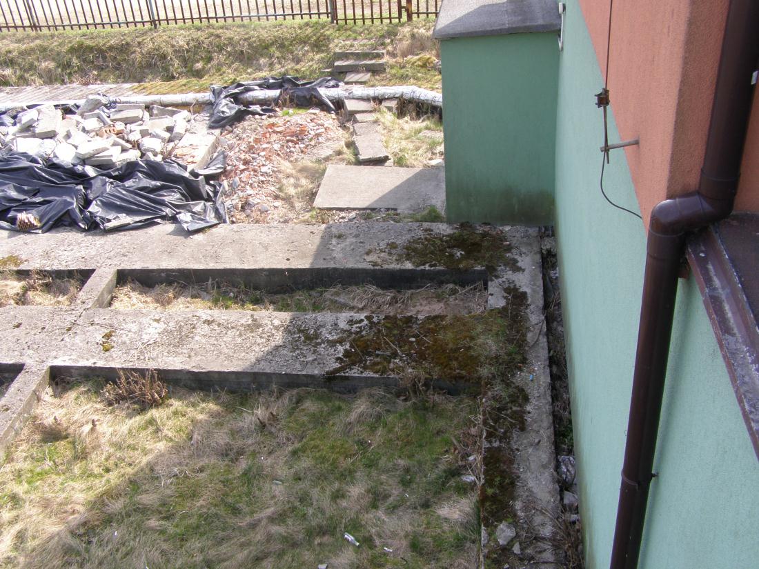 Obok budynku znajdują się ławy fundamentowe obiektu, którego budowa nie został ukończona. Częściowo zarosły już trawą i mchem.