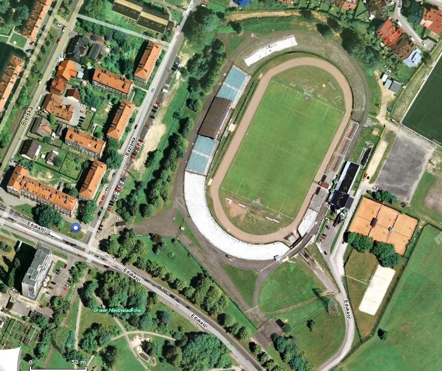 3. Ogólny opis stanu istniejącego: Budynek przy Stadionie Miejskim w Tychach jest obiektem dwukondygnacyjnym za wyjątkiem klatki schodowej, której wysokość należy określić na trzy kondygnacje.