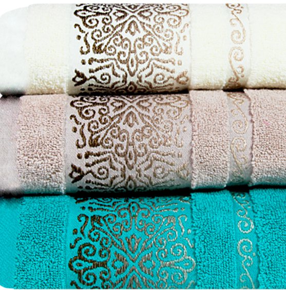 ARABESCA Ręcznik bawełniany z pięknym, klasycznym ornamentem roślinnym w odcieniu złota.
