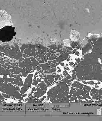Jej szerokość była zbliżona w poszczególnych próbkach i wynosiła 10 40 µm, a zmiany mikrostruktury uwidaczniały się maksymalnie do 250 µm. Nie stwierdzono wyraźnej zależności od temperatury testu.