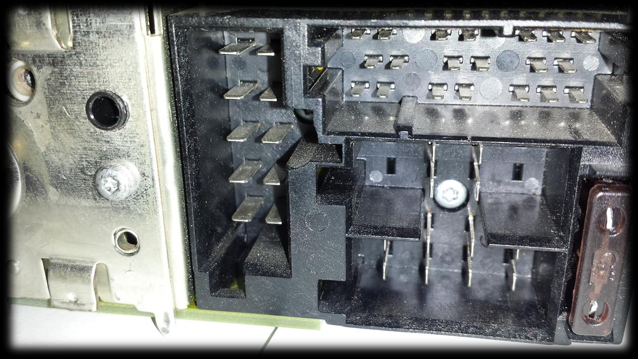 Montaż gniazda AUX obudowa tył radia 7.1 Rozwiercić zaznaczony otwór w obudowie wiertłem 4,9mm.