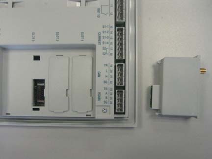 Procedura podłączenia modułu Otwór Otwór Otwór 3 2 1 1 Module connection procedure 2 3 * KLIK! 1. Należy odłączyć napięcie zasilania od urządzenia. 2. Należy zdjąć osłonę zacisków oraz wyjąć wtyczki zacisków.