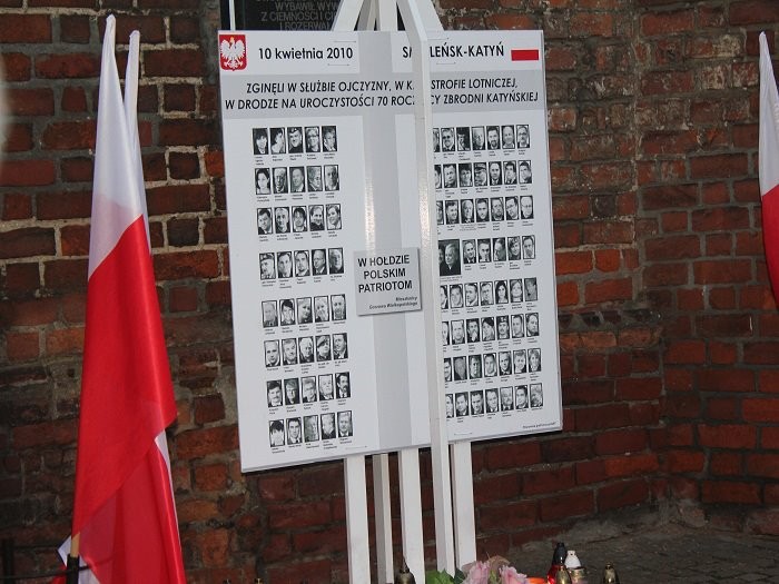 Do tego dnia zbieramy podpisy pod inicjatywą naszego Koła w sprawie tablicy pamiątkowej, poświęconej ofiarom katastrofy w Smoleńsku.