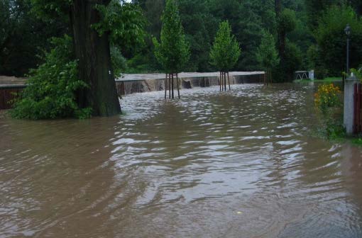Przykład - Ostritz Przelanie przez instalację przeciwpowodziową Powódź w 2010 > powódź obliczeniowa HQ 100 Zalanie odcinków szczelnych ścian w Ostritz oraz przenośnych instalacji w klasztorze
