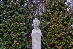 Kościelskiego (1845-1911). Pięćdziesiątą rocznicę śmierci Juliusza Słowackiego hrabia postanowił uczcić odsłonięciem pomnika poety w pałacowym parku w iu.