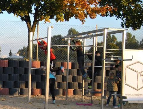 Kultura, sport i rekreacja Współpraca z klubami sportowymi i organizacjami doposażyliśmy siłownię na ulicy Tkackiej, klub szachowy, sekcję tenisa stołowego.