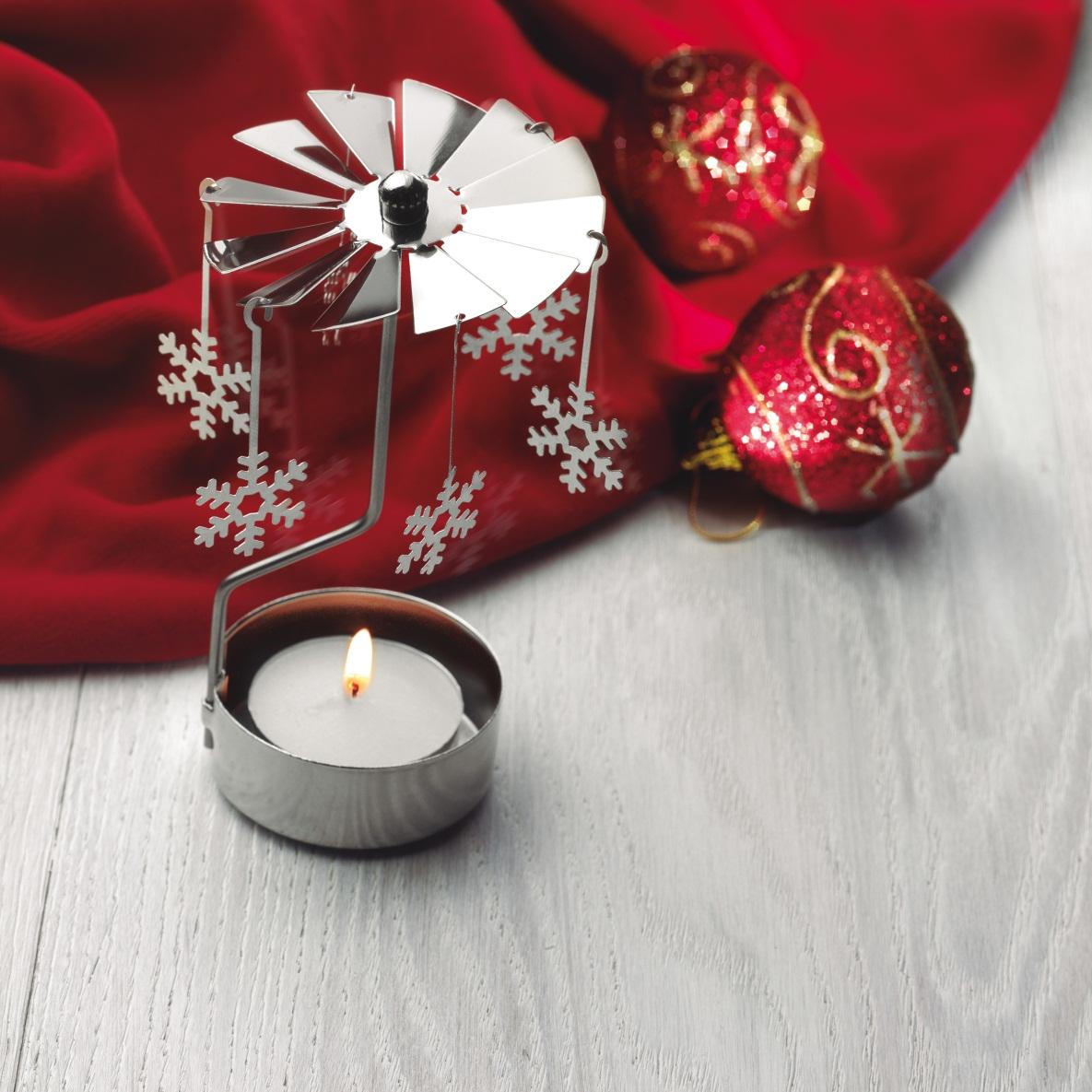 24) CX1338: Tradycyjna świąteczna dekoracja. Kiedy pali się świeczka, ciepłe powietrze unosi się do góry i 6 śniegowych płatków kręci się dookoła.