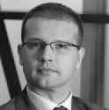 Bohdan Pawiñski, Partner Ernst & Young Posiada uprawnienia bieg³ego rewidenta. Jest absolwentem Politechniki Warszawskiej.