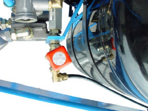 Zawieszanie i zdejmowanie Odlaczyc kable elektryczne i otworzyc zawór odcinajacy (8)! Opuscic urzadzenie i zdjac dolny drazek kierujacy (1) z walu szynowego (2)!